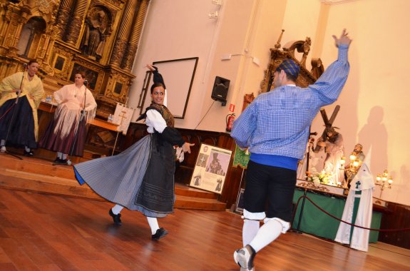 La pareja de baile compuesta por Sheila Horna y David Lázaro en plena actuación durante el II Recital de Jotas Rioja, Navarra y Aragón. Foto: larioja.com